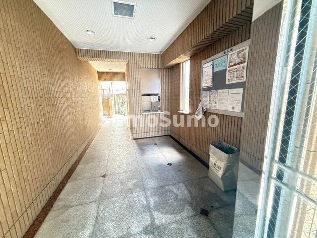 物件外観写真3　(落ち着いたロビーです)