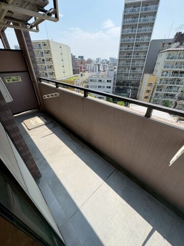 物件内観写真8　(お洗濯にも便利なバルコニー付き)