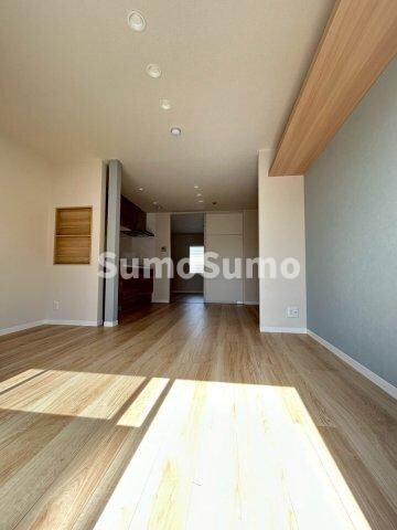 物件内観写真4　(こちらの居間で趣味の時間をお楽しみください)