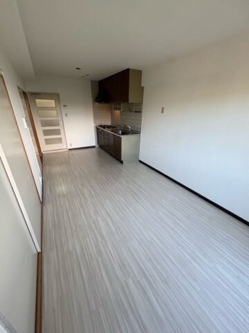 物件内観写真2　(使いやすいリビングです)