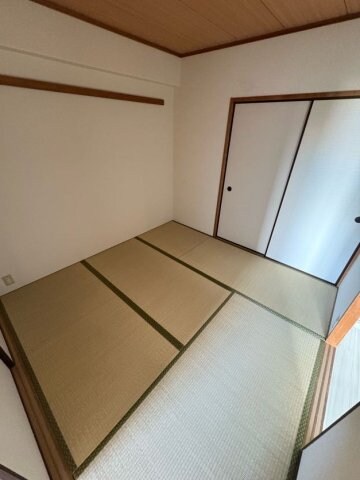 物件内観写真4　(開放的な寝室です)