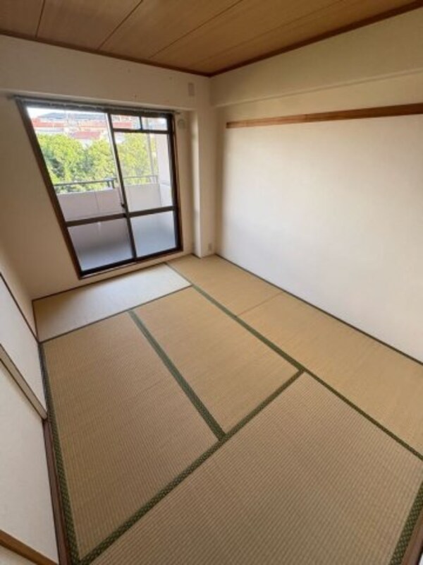 和室(来客時にも便利な和室付き)