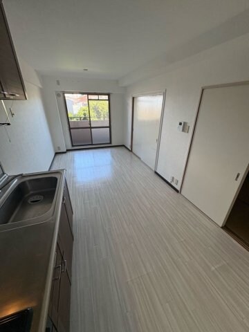 物件内観写真17　(こちらの居間で趣味の時間をお楽しみください)