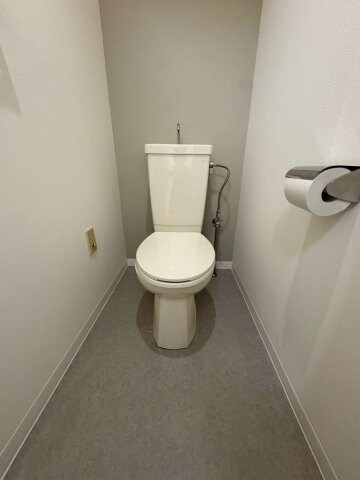 物件内観写真22　(ゆったりとした空間のトイレです)