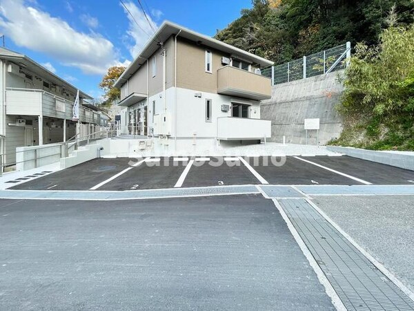 駐車場(駐車場があるので、車を買う予定の方も安心です)