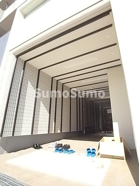 物件外観写真2　(落ち着いたエントランスです)