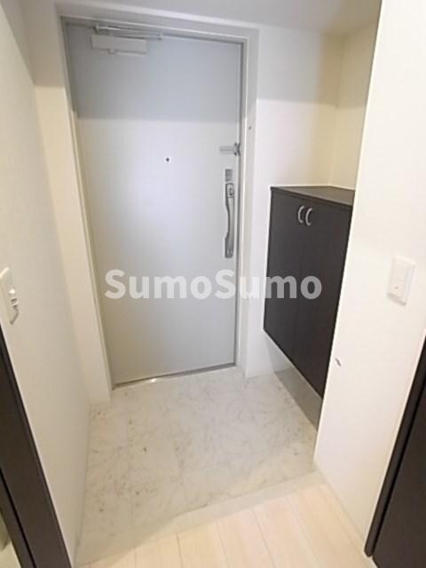 物件内観写真4　(明るい玄関です)