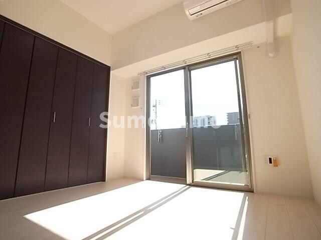 物件内観写真7　(広くて明るい寝室)