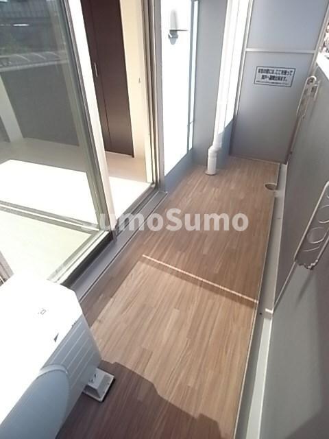 物件内観写真9　(開放的で明るい空間を演出してくれるバルコニーです)