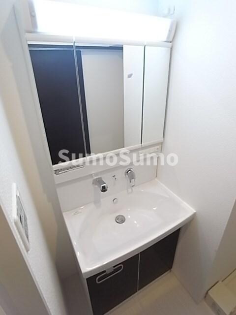 物件内観写真11　(朝の身支度には欠かせない独立洗面化粧台)