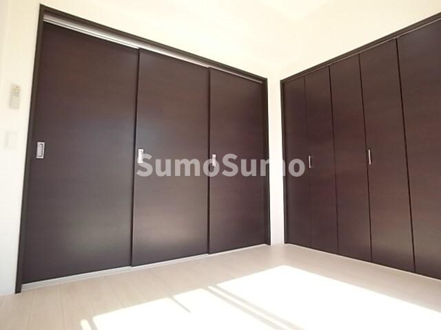 物件内観写真18　(広くて明るい寝室)