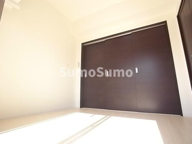 物件内観写真20　(落ち着いた色調の寝室です)