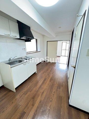 物件内観写真5　(おしゃれな居間です)