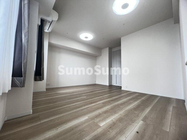 物件内観写真13　(こちらの居間で趣味の時間をお楽しみください)