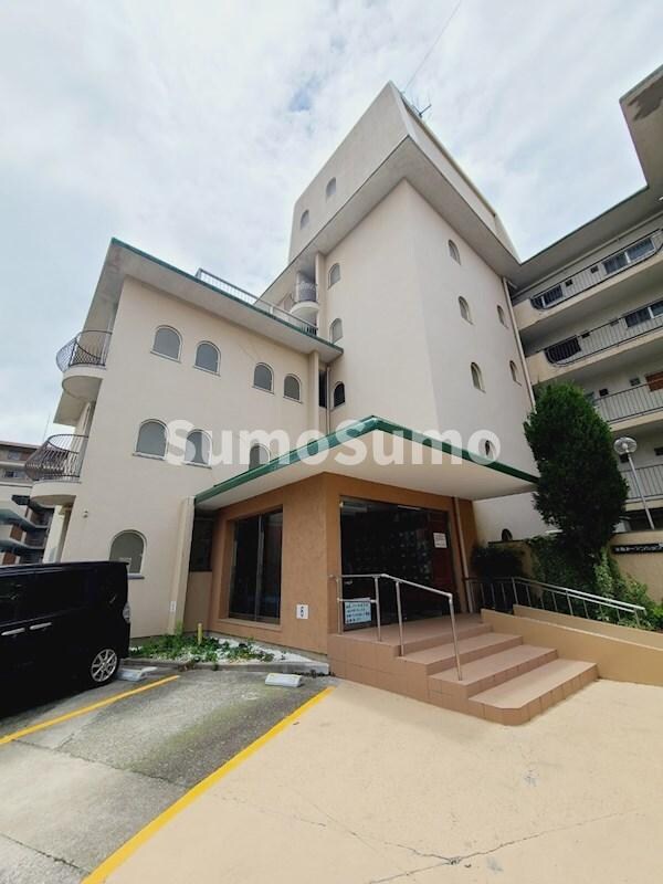 物件外観写真1　(外観は落ち着いています)