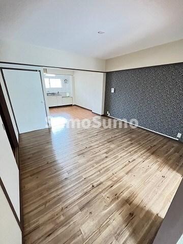 物件内観写真7　(こちらのリビングで趣味の時間をお楽しみください)