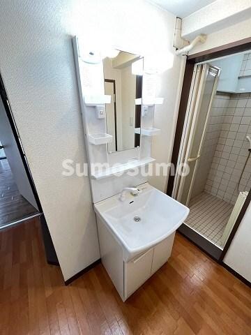 物件内観写真10　(明るい洗面所です)