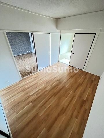 物件内観写真16　(広くて明るい寝室)