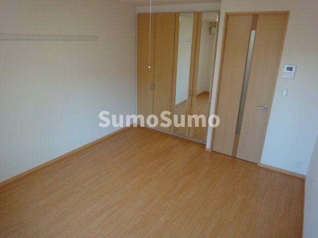 物件内観写真5　(開放的な寝室です)