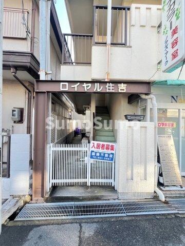 物件外観写真2　(ゆとりのあるエントランスです)