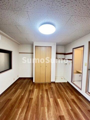 物件内観写真8　(落ち着いた色調の寝室です)