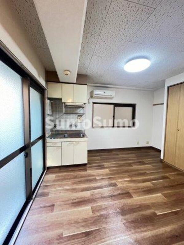 居室(こちらのリビングで趣味の時間をお楽しみください)