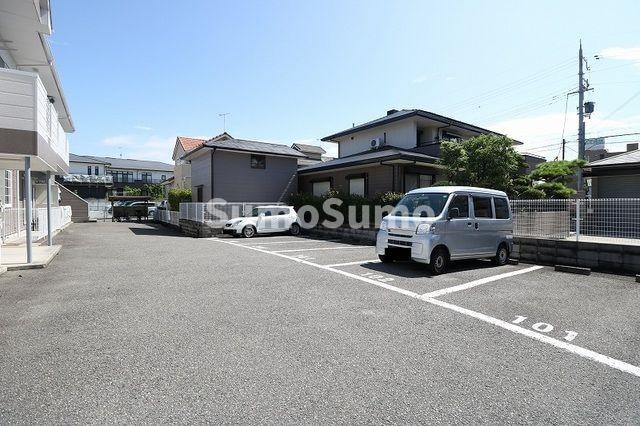 物件外観写真2　(駐車場完備です)