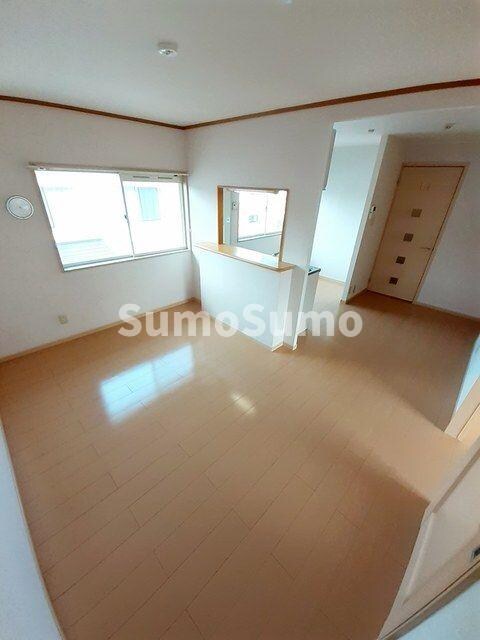 物件内観写真4　(こちらの居間で趣味の時間をお楽しみください)