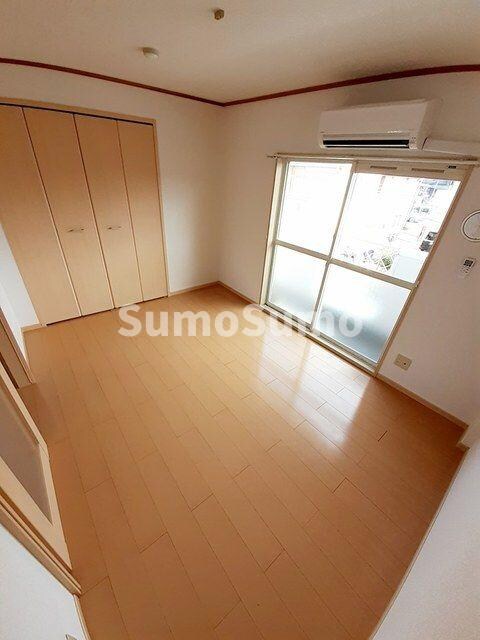 物件内観写真6　(広くて明るい寝室)