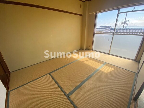 和室(和室があると落ち着いた雰囲気になりますね)