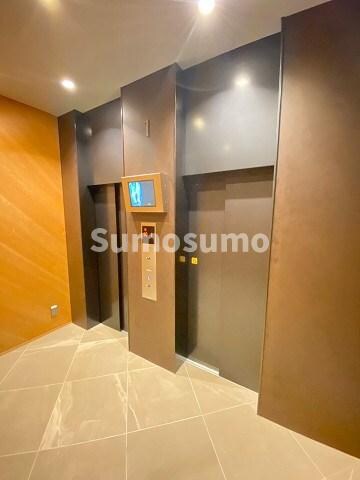 物件外観写真3　(忙しい朝に嬉しいエレベーター2基。)