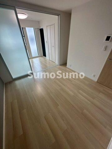 物件内観写真3　(こちらのリビングで趣味の時間をお楽しみください)