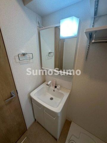 物件内観写真6　(広い洗面スペース)