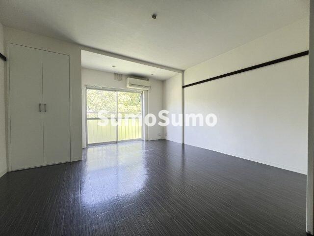 物件内観写真8　(おしゃれな居間です)