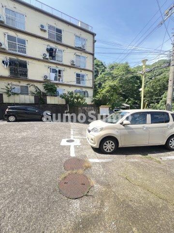 物件外観写真4　(車をお持ちの方に嬉しい駐車場付きの物件です)