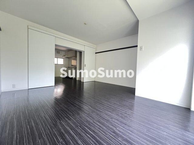 物件内観写真9　(こちらのリビングで趣味の時間をお楽しみください)