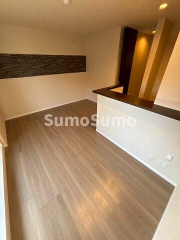 物件内観写真4　(こちらのリビングで趣味の時間をお楽しみください)