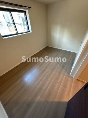 物件内観写真6　(広くて明るい寝室)