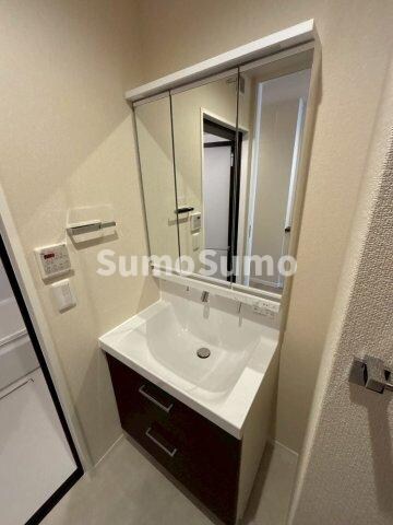 物件内観写真8　(明るい洗面所です)