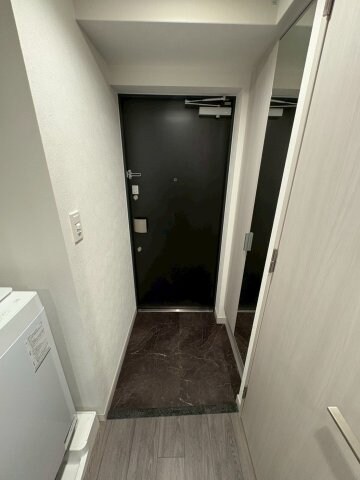 物件内観写真8　(明るい玄関です)