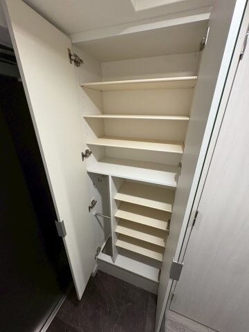 物件内観写真12　(収納豊富です)