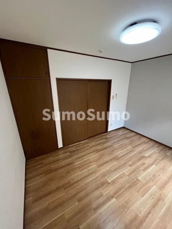 物件内観写真22　(こちらの居間で趣味の時間をお楽しみください)