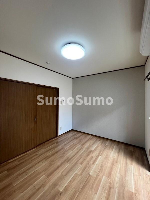 物件内観写真23　(広くて明るい寝室)