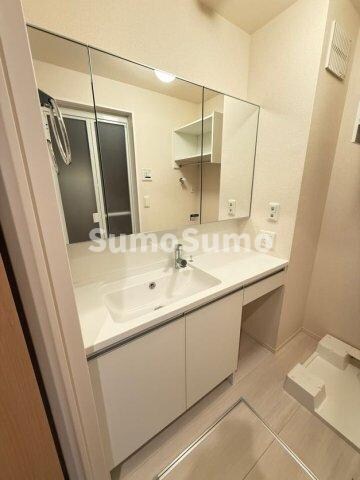 物件内観写真10　(明るい洗面所です)