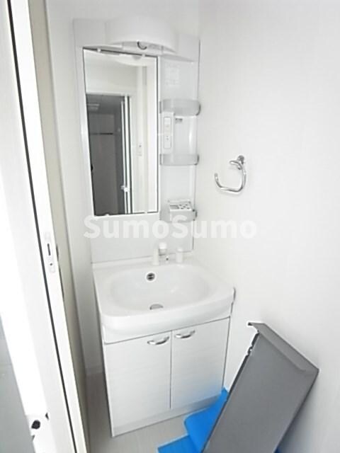 物件内観写真10　(独立洗面台、小物を置くことができて便利です)