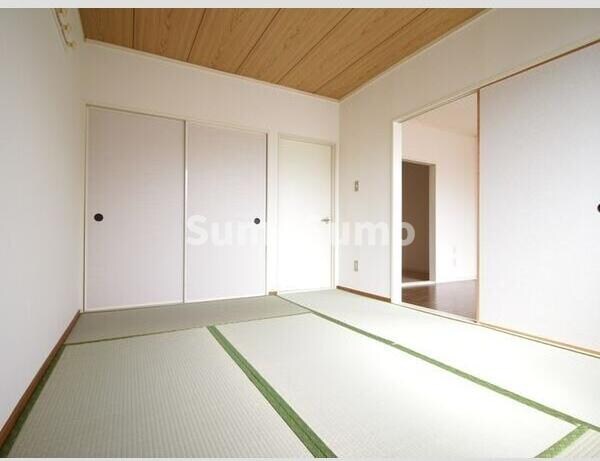 物件内観写真8　(広くて明るい寝室)