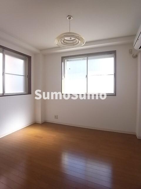 物件内観写真4　(こちらの居間で趣味の時間をお楽しみください)