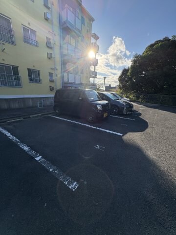 物件外観写真2　(駐車スペースもあります)