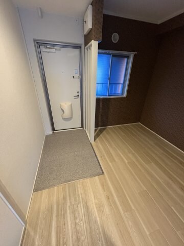 物件内観写真8　(収納もある玄関です)