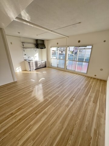 物件内観写真19　(こちらの居間で趣味の時間をお楽しみください)